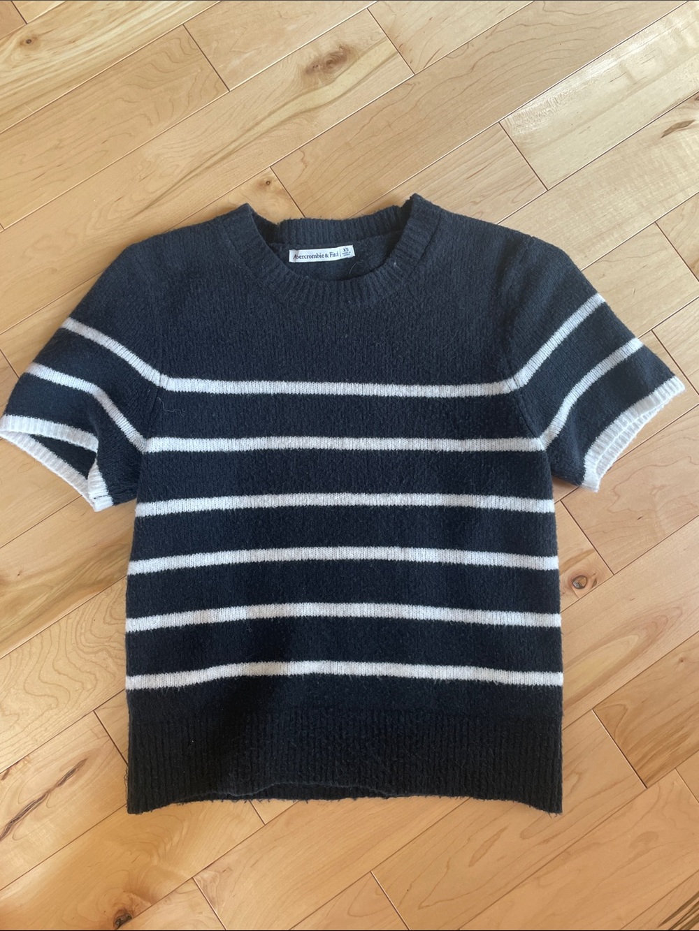 🍀Sale 4/$20 Abercrombie & Fitch knit top black/white XS